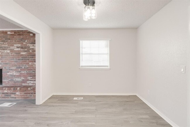 Building Photo - 11715 N Francis Ave