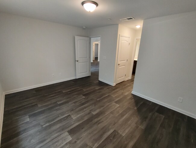 Building Photo - Move in Ready! Easy & Quick move-in process