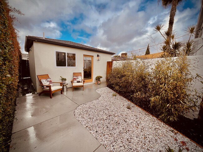 Building Photo - 4592 Winona Ave