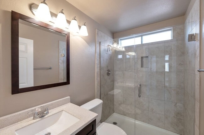 Building Photo - Stunning 3-bedroom, 2-bathroom home locate...
