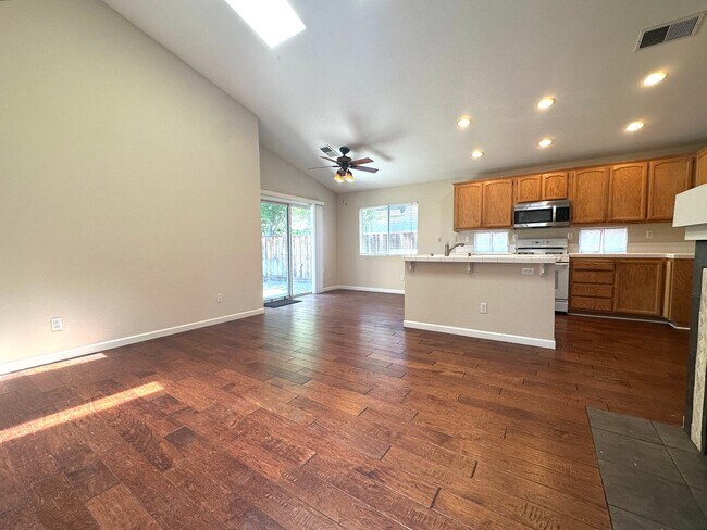 Building Photo - Single Story 3 Bed 2 Bath in Apple Hill!
