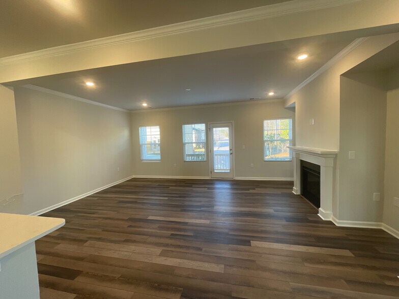 Building Photo - Room in Townhome on Brellon Ln