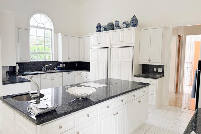 Building Photo - 1494 N Lake Wy