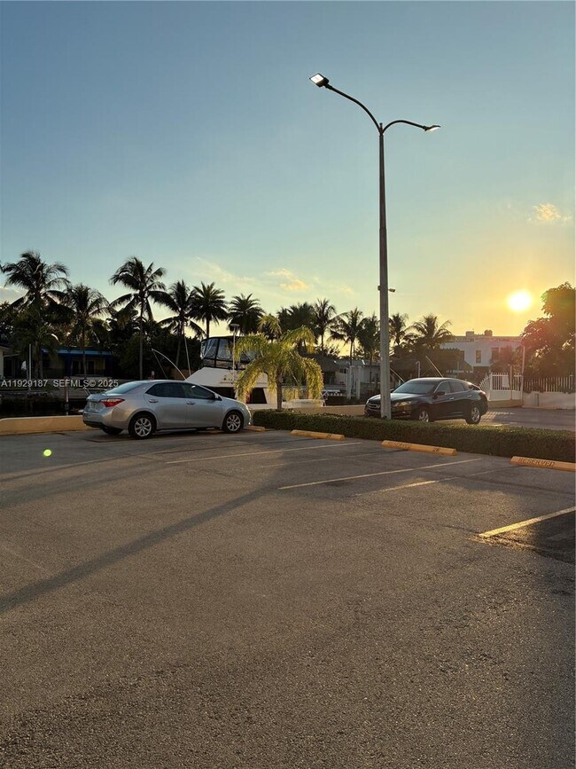 Building Photo - 2000 NE 135th St