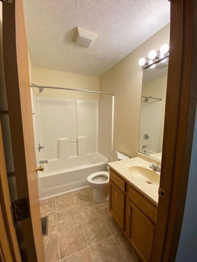 Building Photo - Collett Meadows - Large open floor plan, 4 bedroom Home with 2 baths - PETS WELCOME!