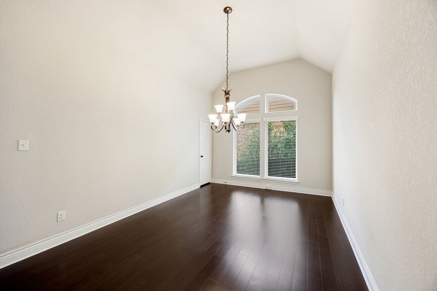 Building Photo - 518 Lucrezia