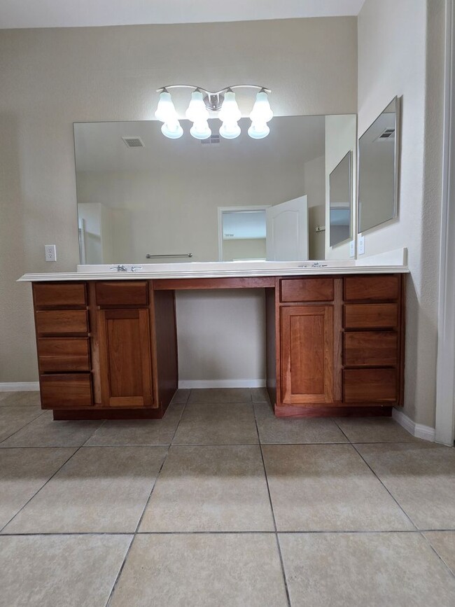 Building Photo - Guard Gated wonderful community 3 Bedroom Townhome!