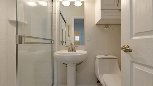 Building Photo - 143 Pine Lake Dr