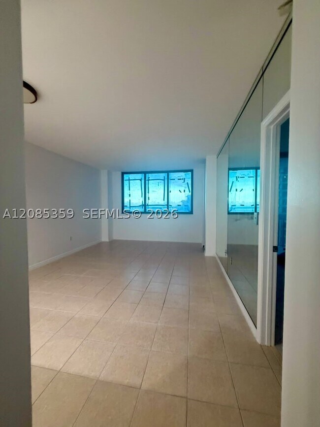 Building Photo - 540 Brickell Key Dr