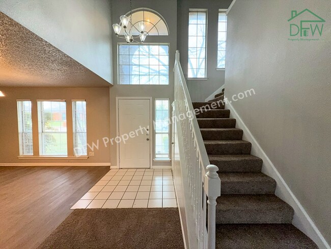 Building Photo - For Lease: Beautifully Remodeled 3-Bed Two-Story in Quiet DeSoto Neighborhood