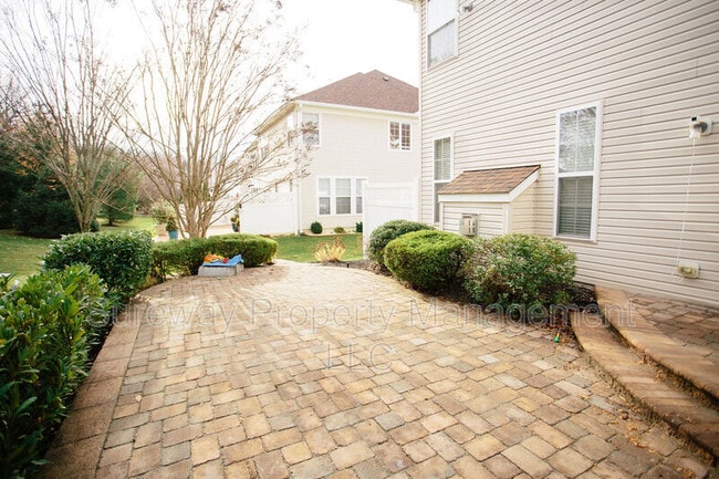 Building Photo - 42 Tudor Ct