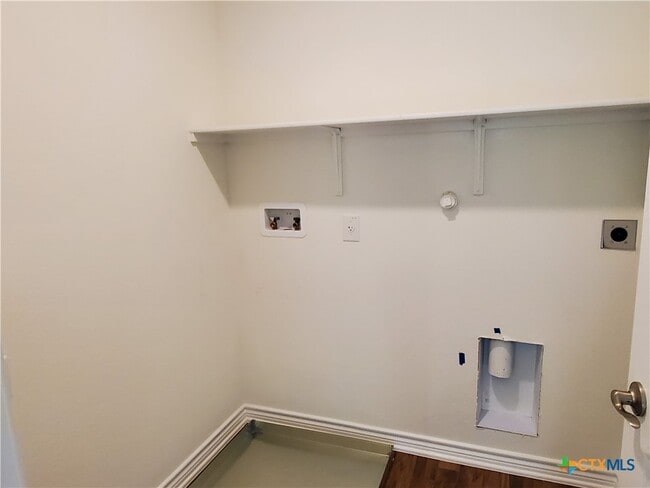 Building Photo - 4001 Woodside Dr