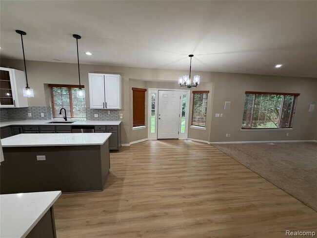 Building Photo - 27424 Rosewood Ct