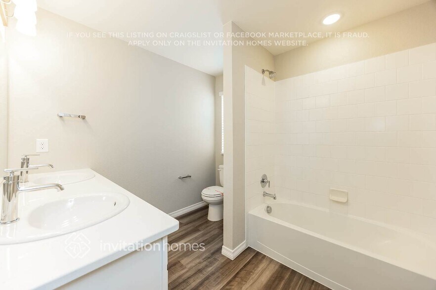Building Photo - 11480 Sanderling St