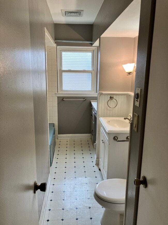 Building Photo - Lovely Single Family House in Kenosha