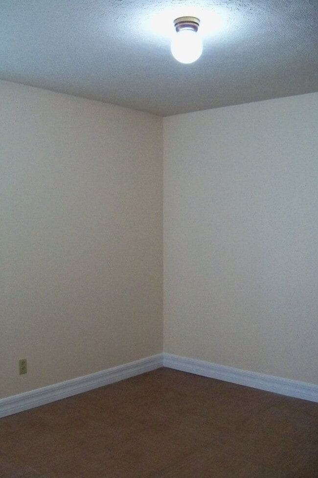 Building Photo - 2 Bedroom 2 full Bath home on cul-de-sac