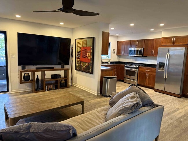 Building Photo - 220 Kaiola Pl