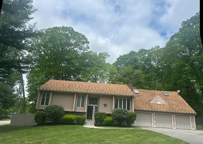 Studio separate entrance - 4 Levesque Dr