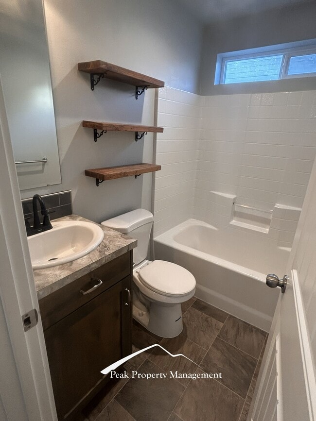 Building Photo - 2070 Kelly Dr