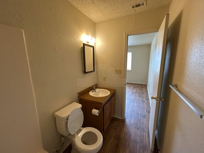 Building Photo - 2108 Carousel Dr