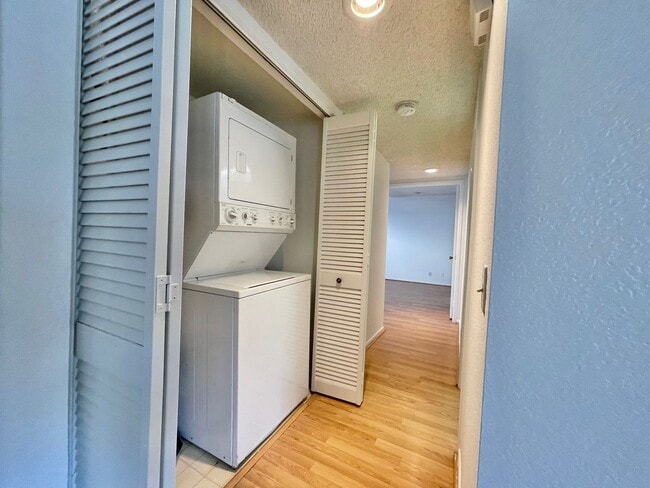 Building Photo - 2 Bed 2 Bath Corner Townhome