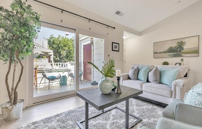 Building Photo - Beautifully Updated 2-Bed, 2-Bath Condo in...