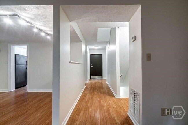 Building Photo - 108 Fernbanks Ct