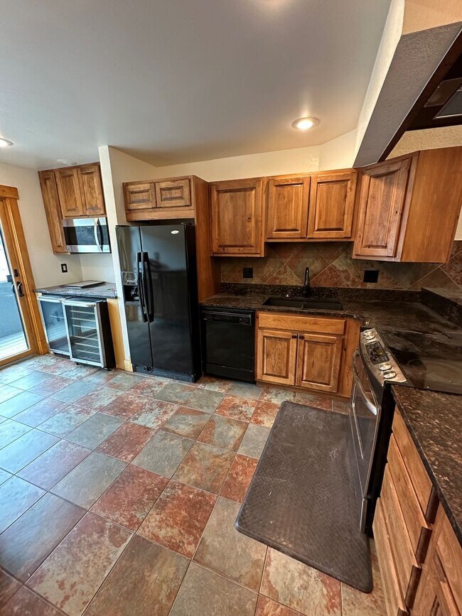 Building Photo - 3 Bedroom, 3.5 Bath Open Floor Plan Townhome