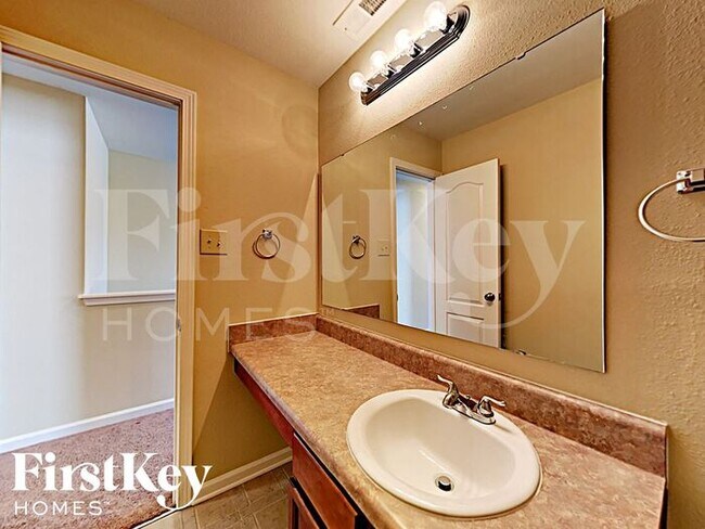 Building Photo - 3401 Table Rock Dr