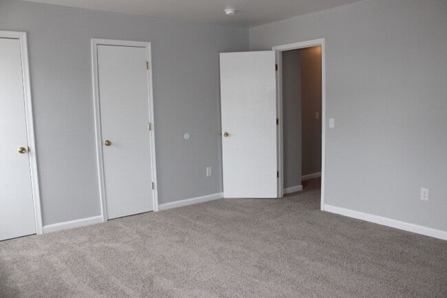 Building Photo - Townhouse