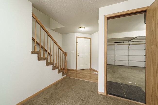 Building Photo - Comfortable 3-Bedroom Townhouse with A/C, ...