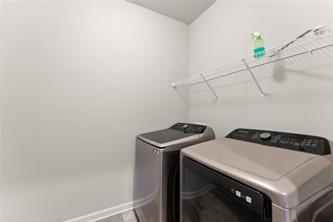 Building Photo - 4656 Silver Oak Dr SW