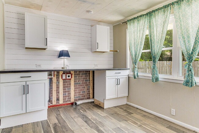 Building Photo - Beautiful East Hill home located in one of...