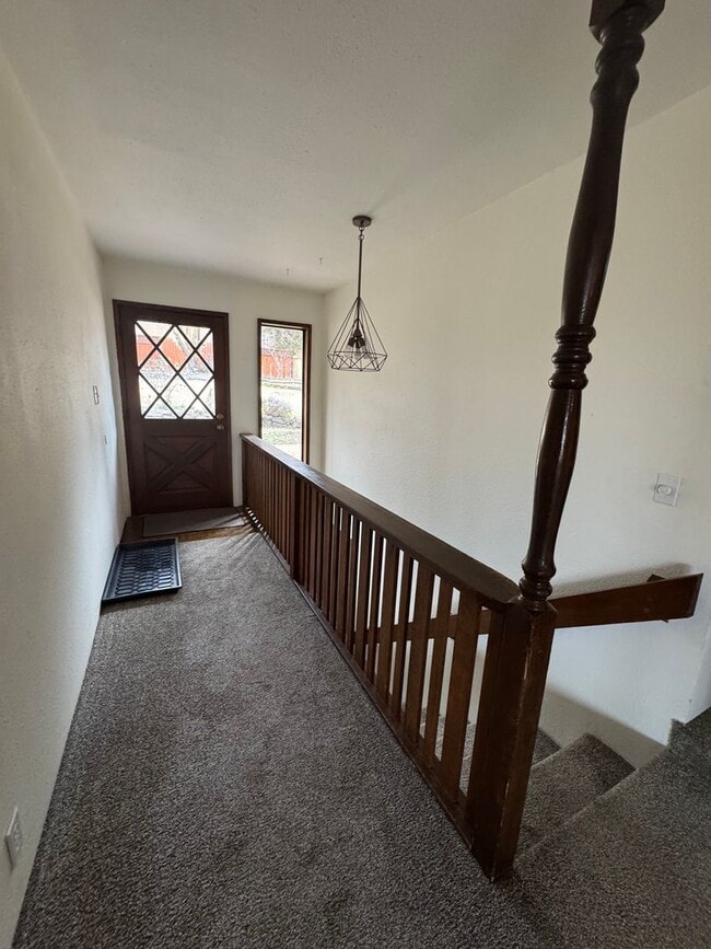 Building Photo - 3 Bdrm, 3 Bath home in Lynnewood with Gourmet Kitchen, 3 miles to Sky Lakes Medical Ctr and OIT