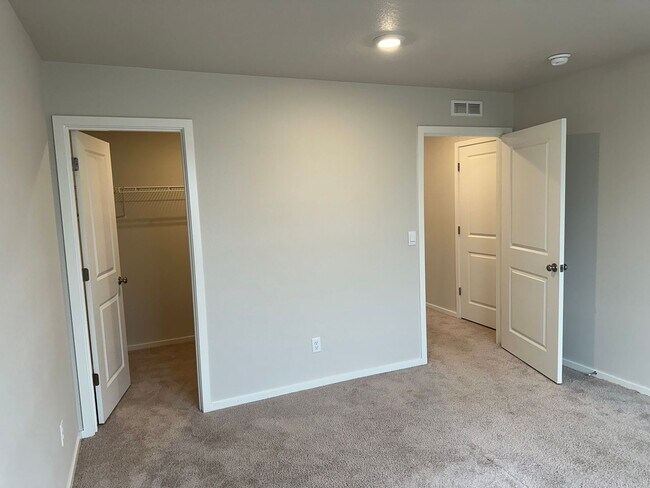 Building Photo - 4 bedroom 2.5 bathroom home!