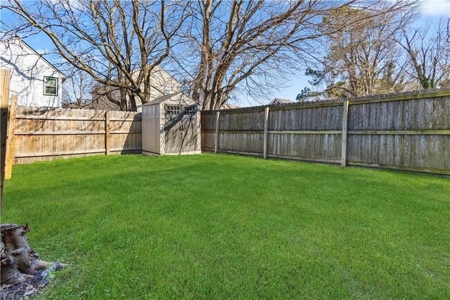 Building Photo - 926 W 26th St