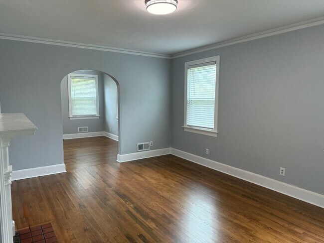 Building Photo - Charming Updated 2br/2ba Home in a Great L...
