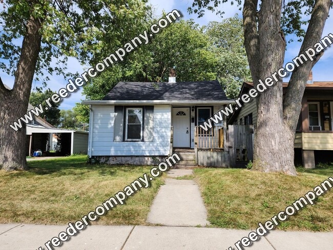 Primary Photo - Updated cozy 2 bedroom house