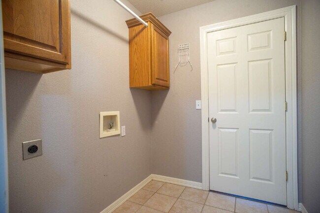 Building Photo - "Spacious 4-Bed Home with Granite Touch & ...