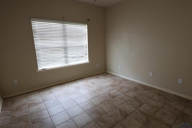 Building Photo - 133 Summer Creek Dr