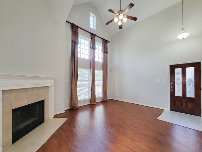 Building Photo - Gorgeous Large Floorplan with High Ceilings!