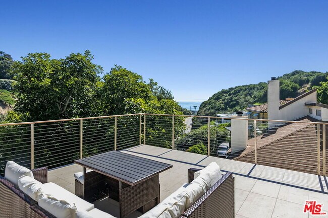 Building Photo - 3843 Rambla Pacifico St