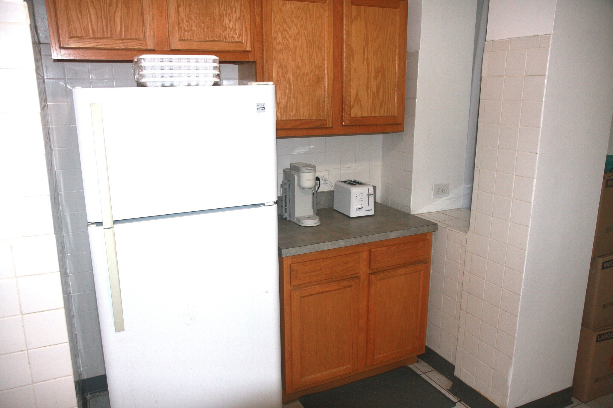 Kitchen area - 1417 W Rosemont Ave