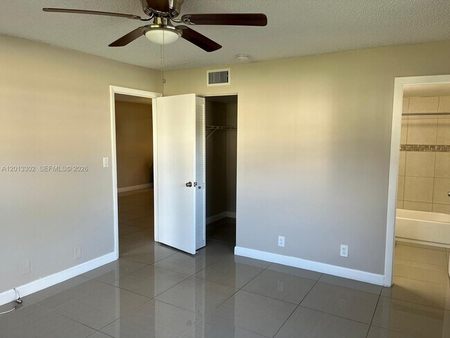 Building Photo - 8020 N Colony Cir