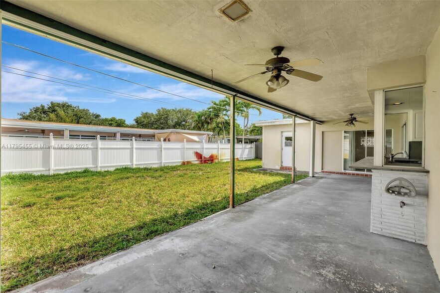 Building Photo - 9121 SW 54th Pl