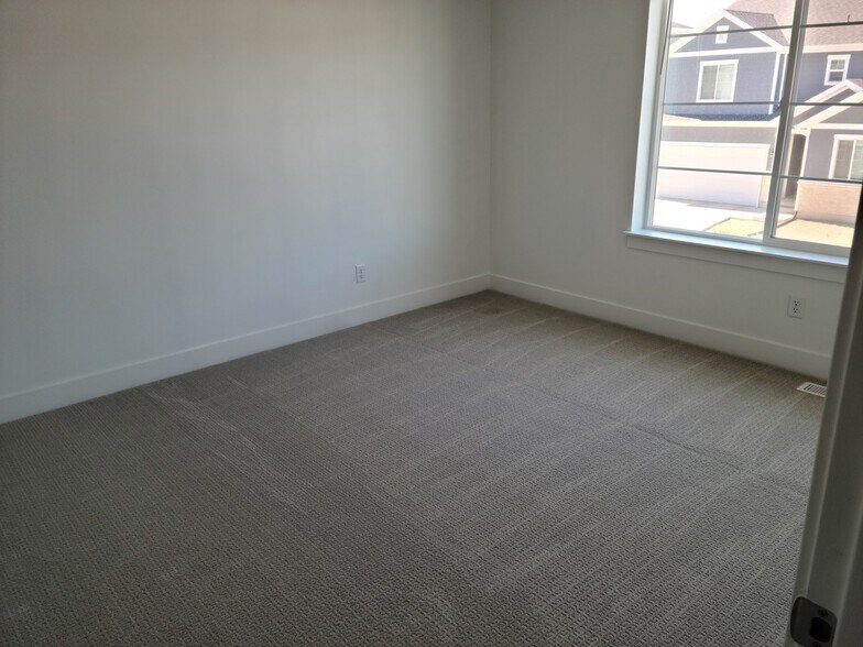Building Photo - 1544 W 250 N