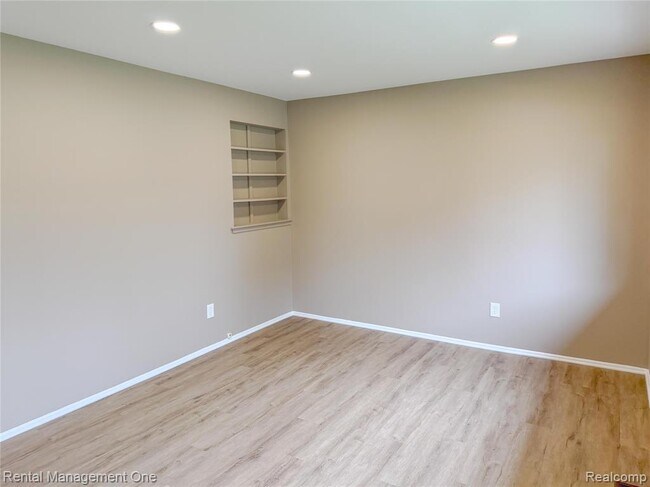 Building Photo - 34381 Rosslyn St