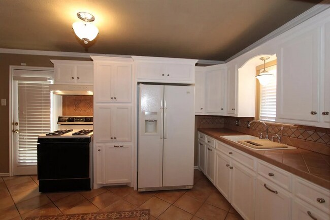 Building Photo - Centrally Located 2/1!