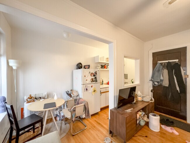 Building Photo - 3345 N Marshfield Ave