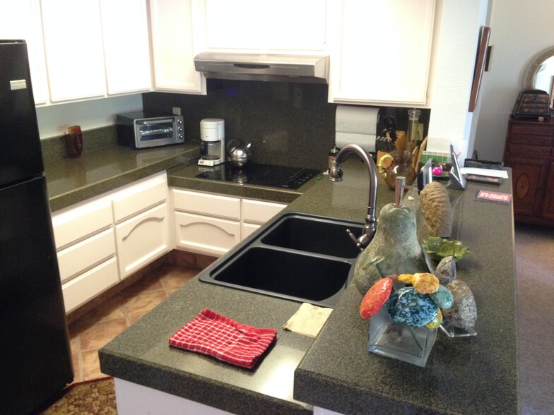 Kitchen w/ Dishwasher, Ceramic Stovetop - 13601 Del Monte Dr